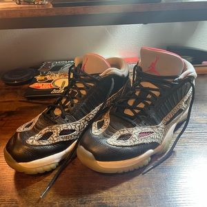 Jordan 11 retro low IE black cement